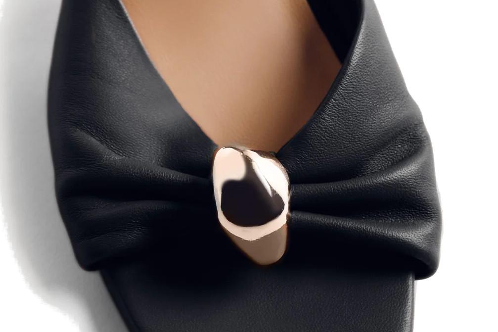 Sandalias de tacón de piel Gioseppo Kabarnet 79253 negro con detalle joya – elegantes y cómodas