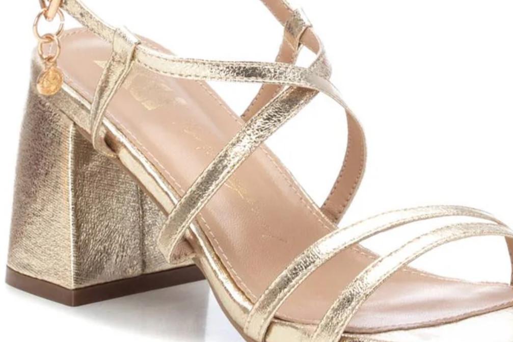 Sandalia de tacón multitiras XTI 142351 en oro para mujer