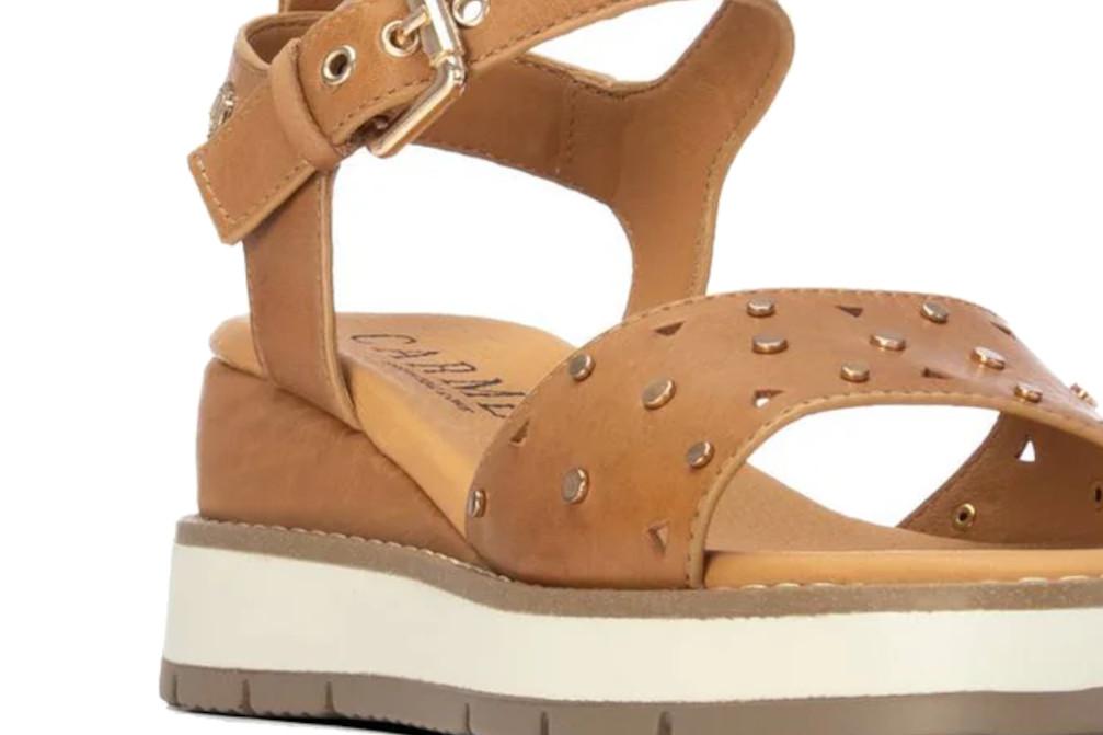 Sandalia con cuña media Carmela 163248 con Cuña de Piel y Tiras Cruzadas para mujer en camel