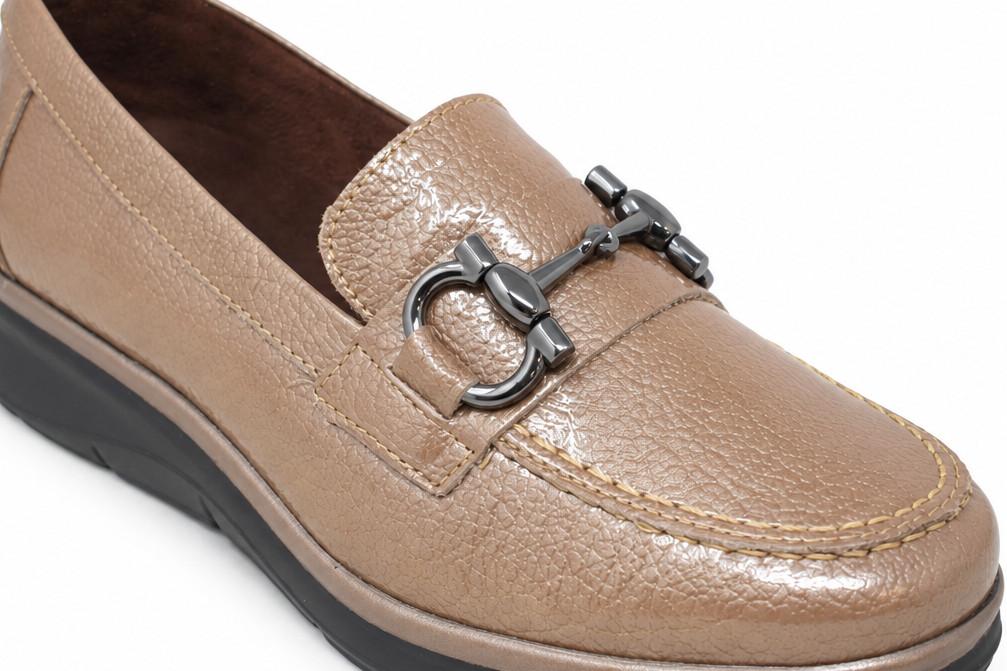 Mocasines planos Pitillos 11502 Topo Marrón Mujer – Piel Charol con Cuña Cómoda