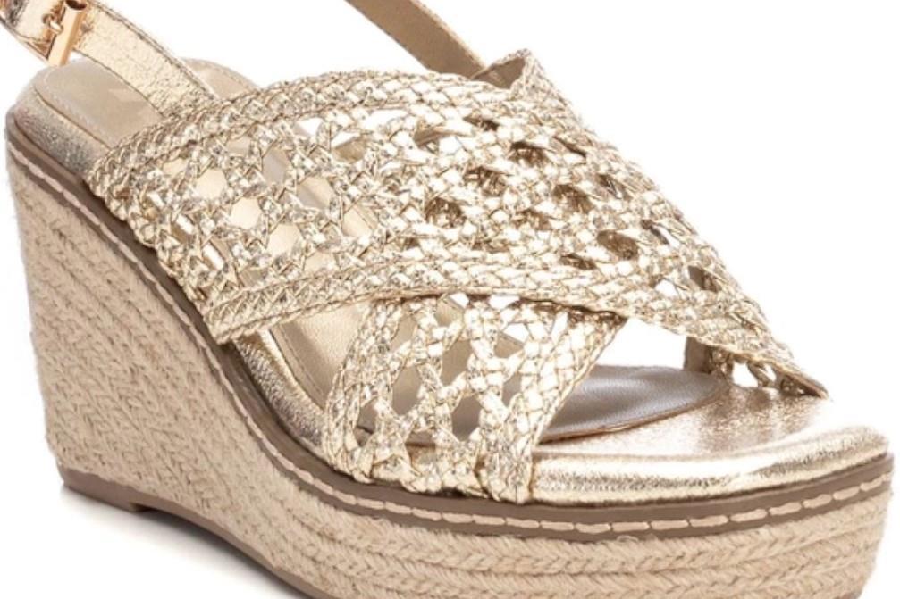 Sandalias con cuña XTI 142746 en oro para mujer