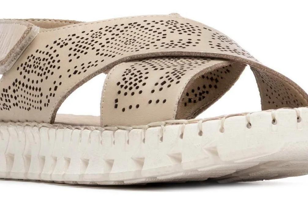 Sandalias planas Carmela 163216 beige de Piel con Tiras Cruzadas para mujer