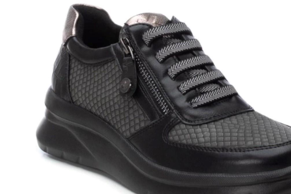 Zapatilla deportiva Xti 143366 en negro para mujer