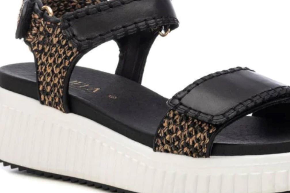 Sandalias con cuña Carmela 162243 en negro para mujer