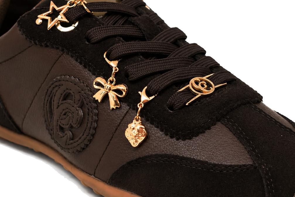 Zapatillas deportivas planas de Piel Carmela 164384 con Adornos para Mujer