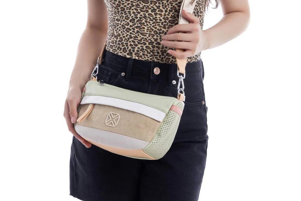 Bolso bandolera mujer Xti 184543 caqui– Bolso efecto piel con cremallera, estilo urbano y certificado vegano