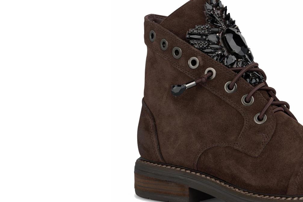 Botines militares Alma en Pena I260860C de ante marrón con tachas