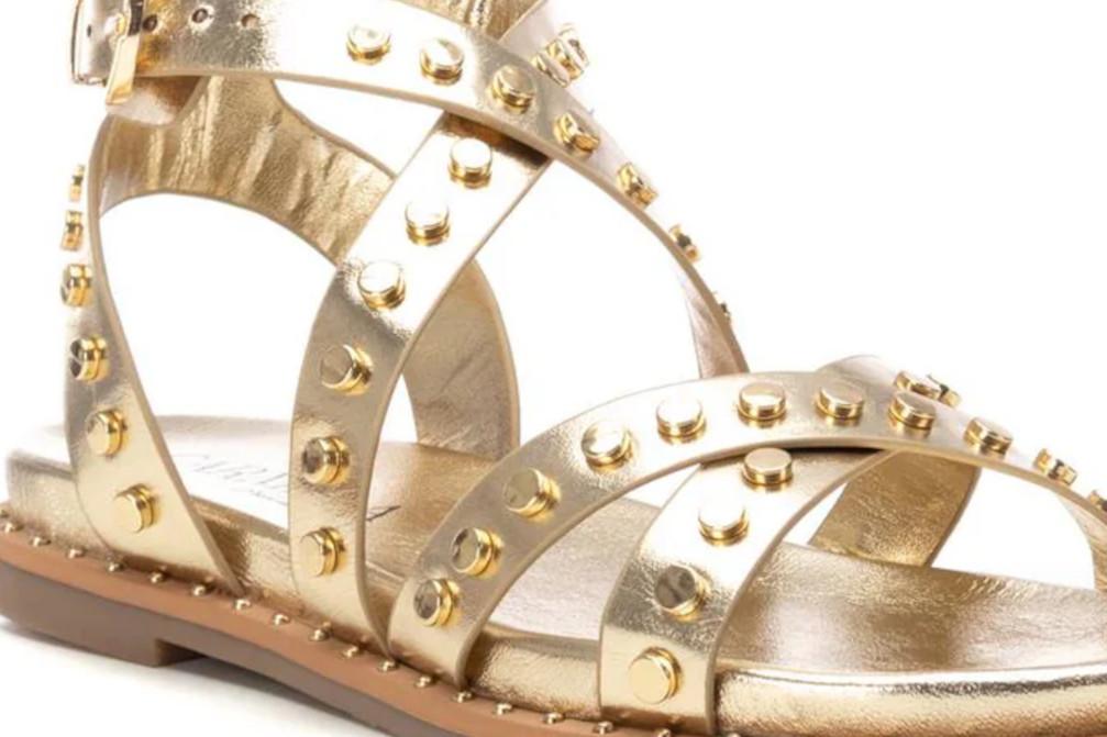 Sandalia plana romana Carmela 162393 en oro para mujer| Sandalia de Piel con Tachas y Suela Antideslizante