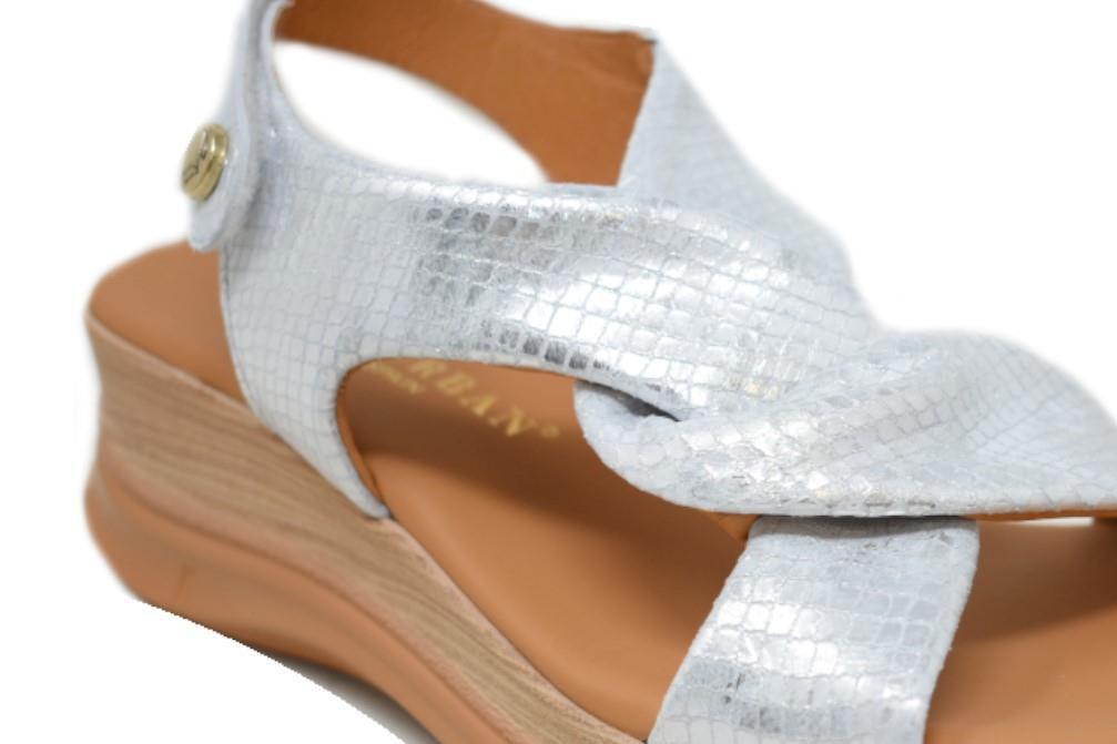 Sandalia con cuña Paula Urban 26-614 en plata para mujer
