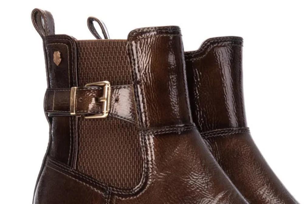 Botines chelsea Carmela 162579 en color taupe