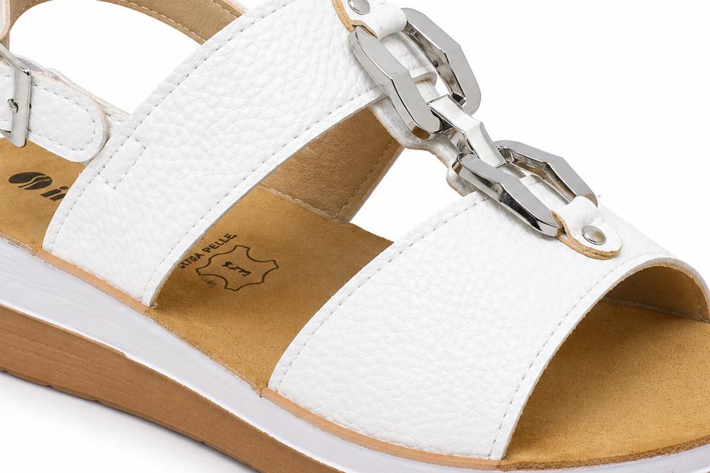 Sandalia con cuña confort Inblu FT000031 Blanca con Planta de Piel y Cadena Decorativa para mujer