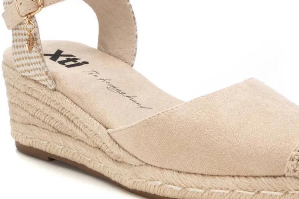 Alpargata con cuña baja XTI 144104 en beige –Valenciana Vegana