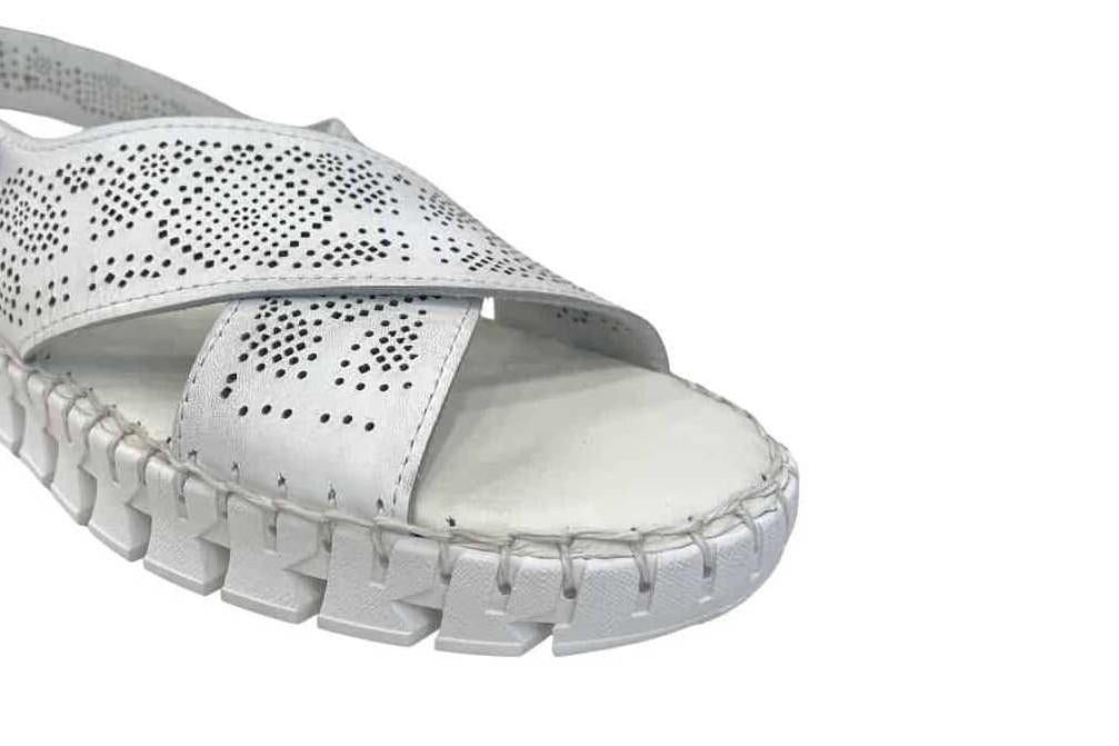 Sandalias planas Carmela 163216 blanco de Piel con Tiras Cruzadas para mujer