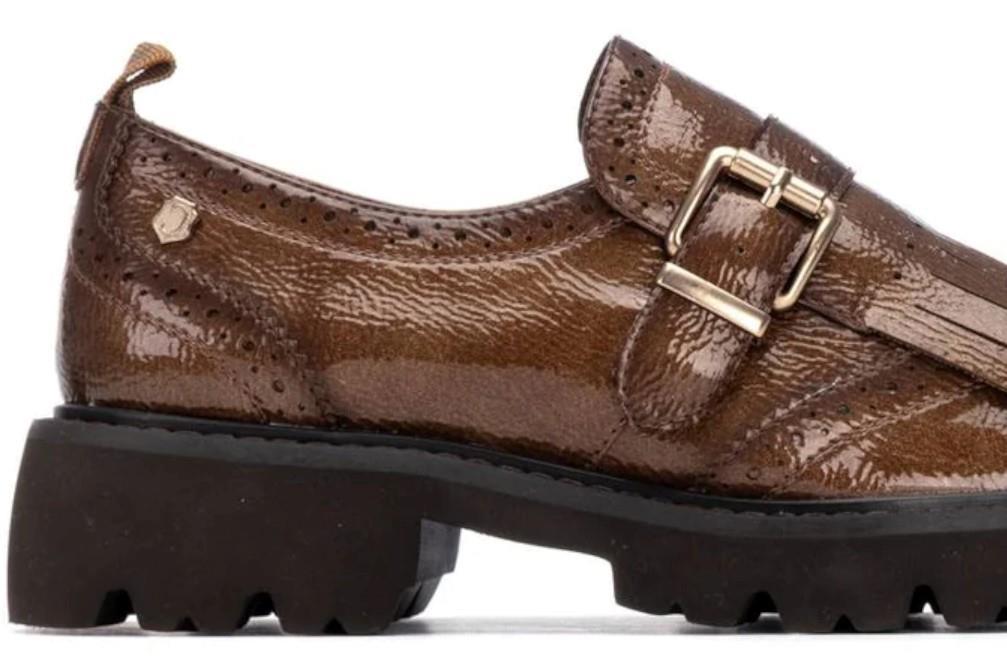 Mocasines de charol Carmela 162594 en color taupe