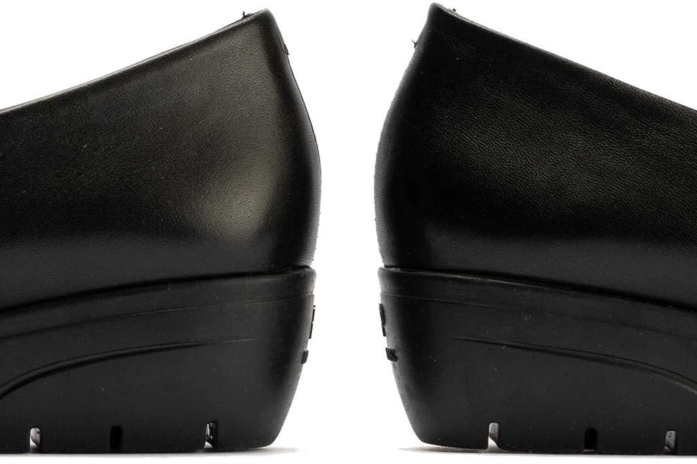 Zapatos con cuña Pitillos 20030 en negro para mujer