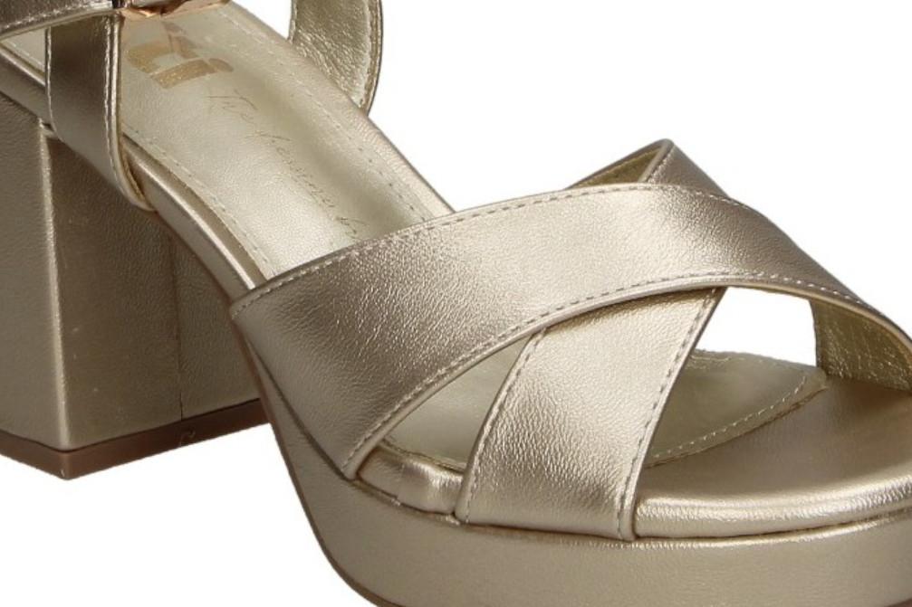 Sandalia de tacón XTI 145288 en oro para mujer