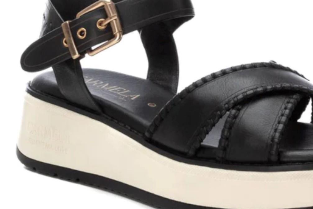 Sandalias cómodas Carmela 162245 en negro para mujer