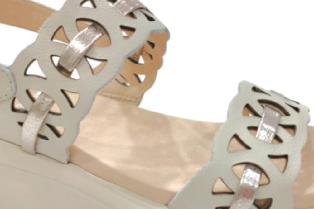 Sandalias con cuña Callaghan 29926 LLANA en beige para mujer