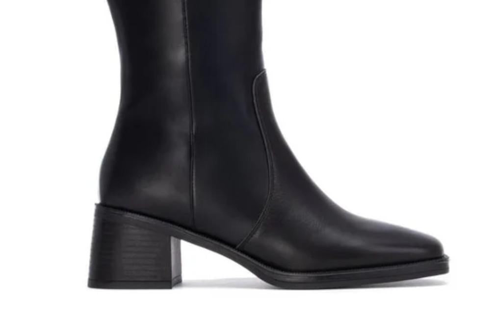 Bota alta con tacón bajo Carmela 162691 en negro