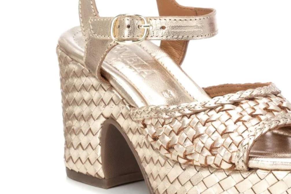 Sandalias de tacón Carmela 161637 en oro para mujer