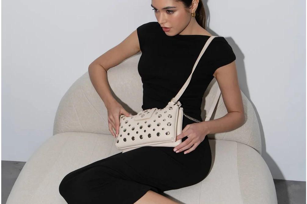Bolso Bandolera Mujer XTI 184569 en color beige