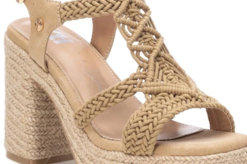 Sandalias tacón XTI 142839 en beige para mujer