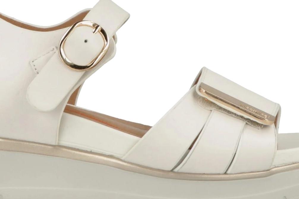 Sandalias de cuña baja Impronte Agata IL61571A para mujer en blanco roto