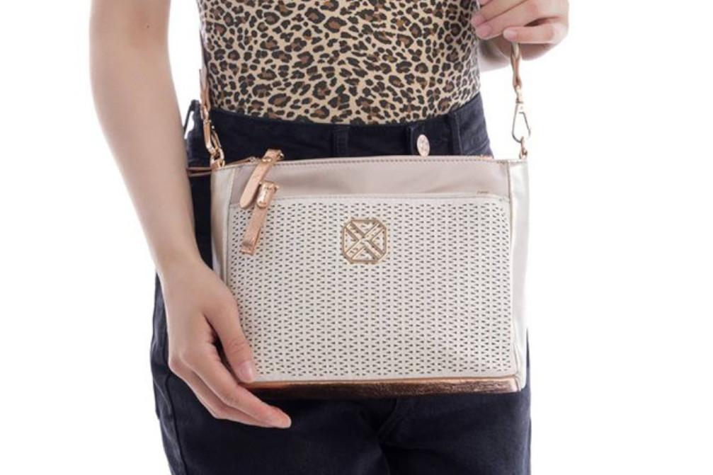Bolso Bandolera Pequeño Mujer XTI Beige 184550 – Diseño Elegante con Detalle Rafia y Cremallera