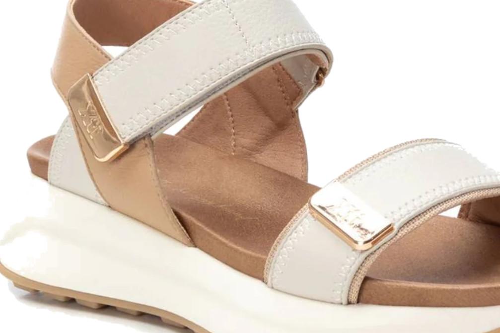 Sandalias deportivas XTI 143874 beige para mujer | Sandalias cómodas con cierre adherente