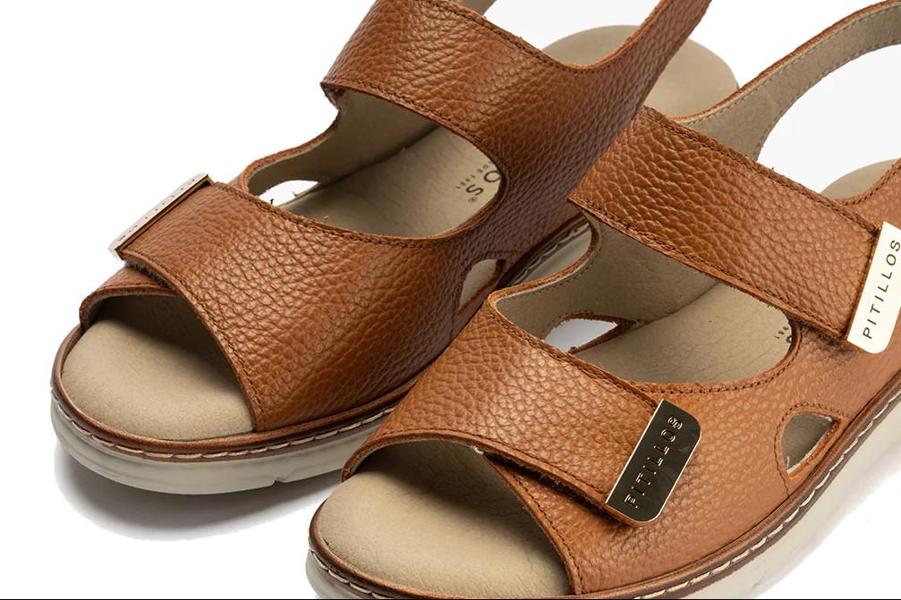 Sandalias planas cómodas Pitillos 11000 de piel color cuero con tiras ajustables – Comodidad y estilo para mujer