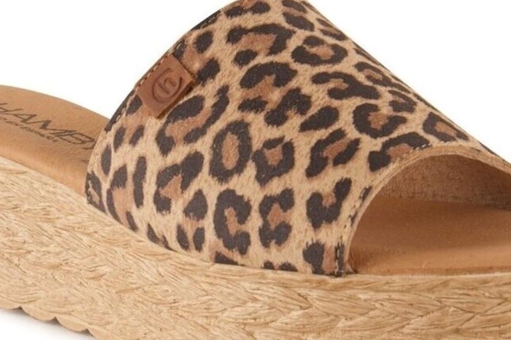 Sandalias con cuña Chamby 326 en leopardo para mujer