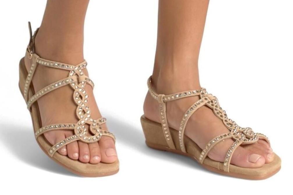 Sandalias con cuña baja Alma en Pena V2551770 en sand para mujer