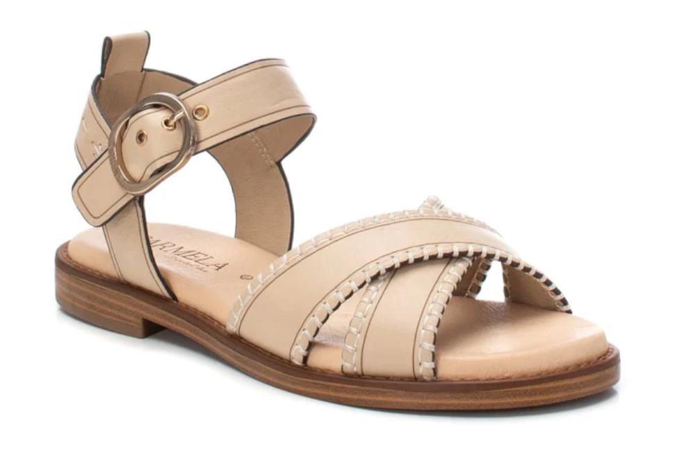 Sandalias planas Carmela 162204 en beige para mujer