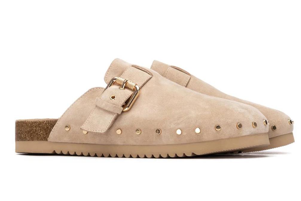Zueco bio Carmela 163270 en beige de Serraje con Tachas y Suela Antideslizante para mujer