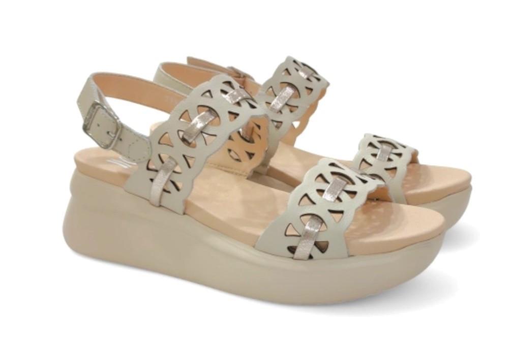 Sandalias con cuña Callaghan 29926 LLANA en beige para mujer