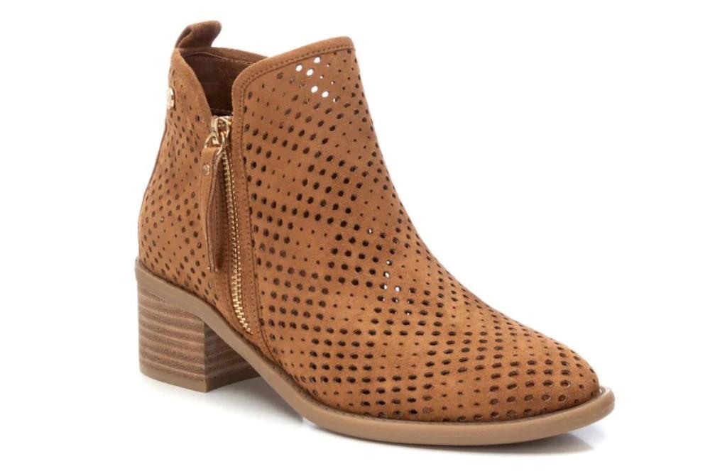 Botines calados XTI 143961 en camel para mujer