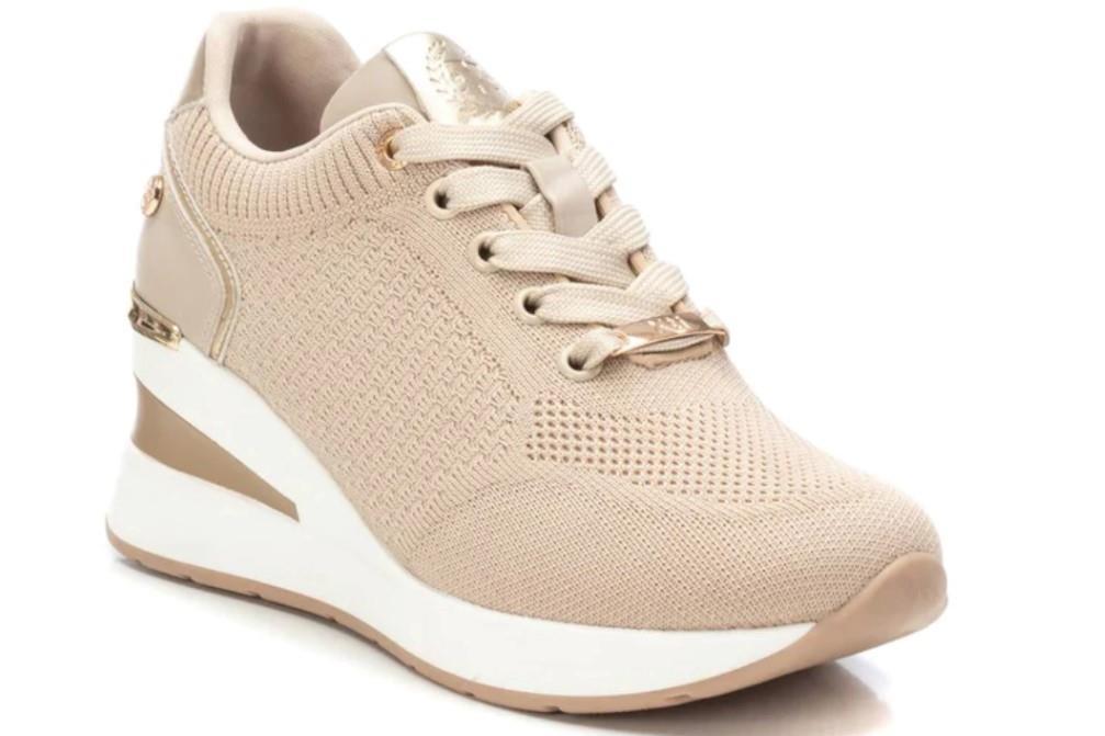 Zapatillas deportivas con cuña XTI 143721 en beige para mujer