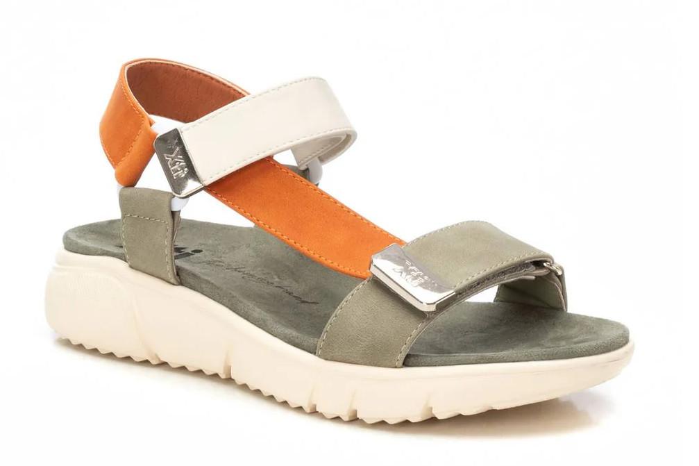 Sandalias deportivas XTI 144112 caqui para mujer | Sandalias cómodas con cierre adherente