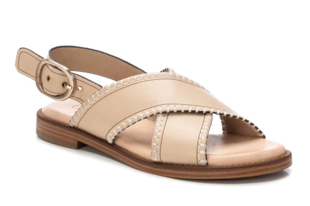 Sandalias planas Carmela 162201 en beige para mujer