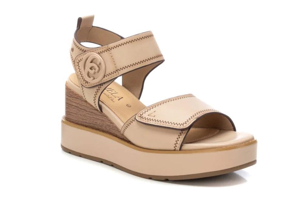 Sandalias con cuña Carmela 162239 en beige para mujer