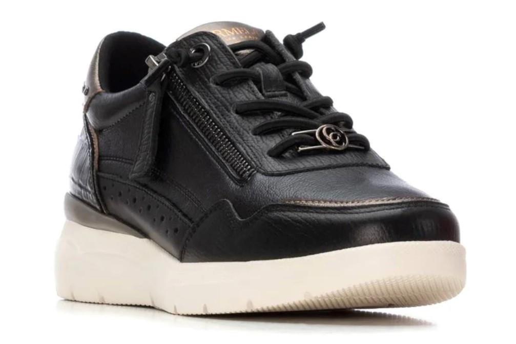 Zapatillas deportiva Carmela 162430 en negro para mujer
