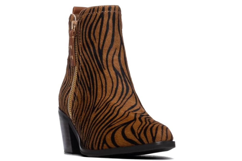 Botín cowboy de piel para mujer Carmela 164386 beige con tacón