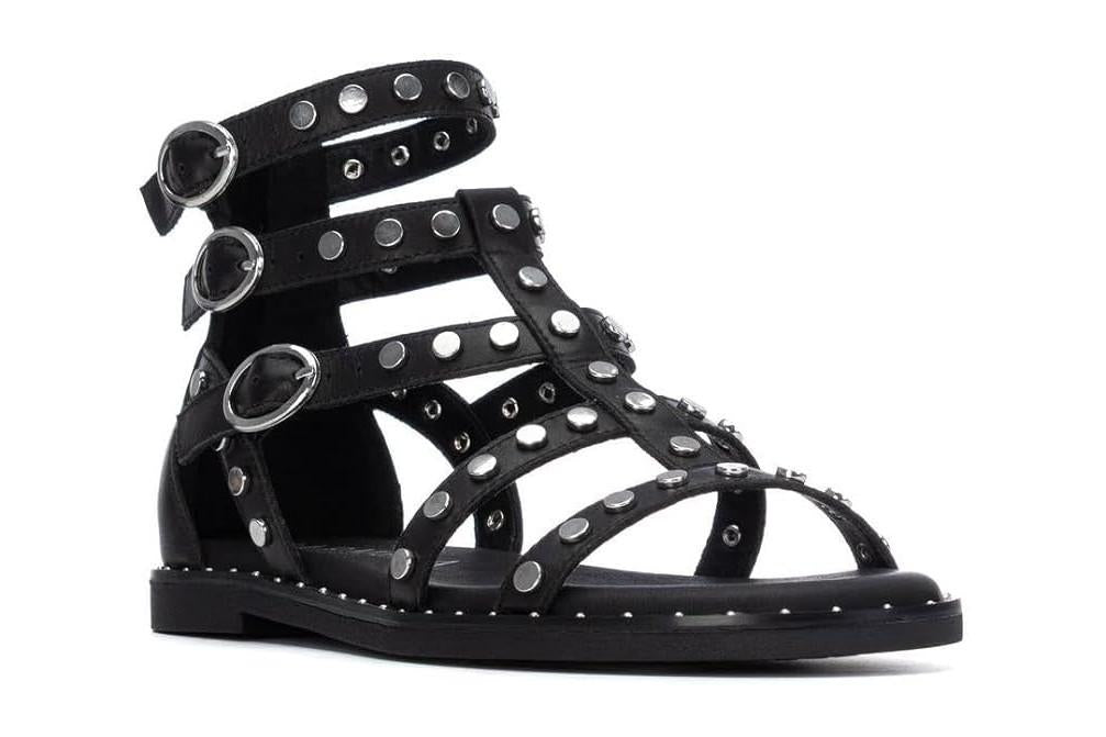 Sandalias planas romanas Carmela 163163 Negras de Piel con Tachas y Hebillas Plateadas para mujer
