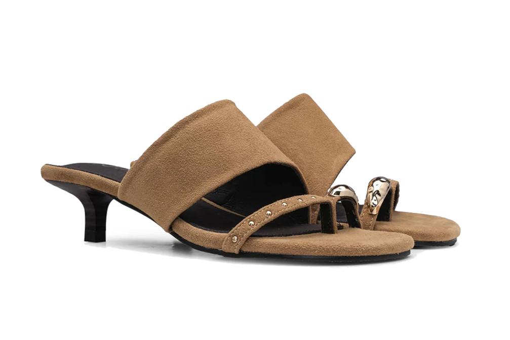 Sandalia de tacón mule medio Top3 Shoes SF1625 camel de ante para mujer | Elegancia y comodidad