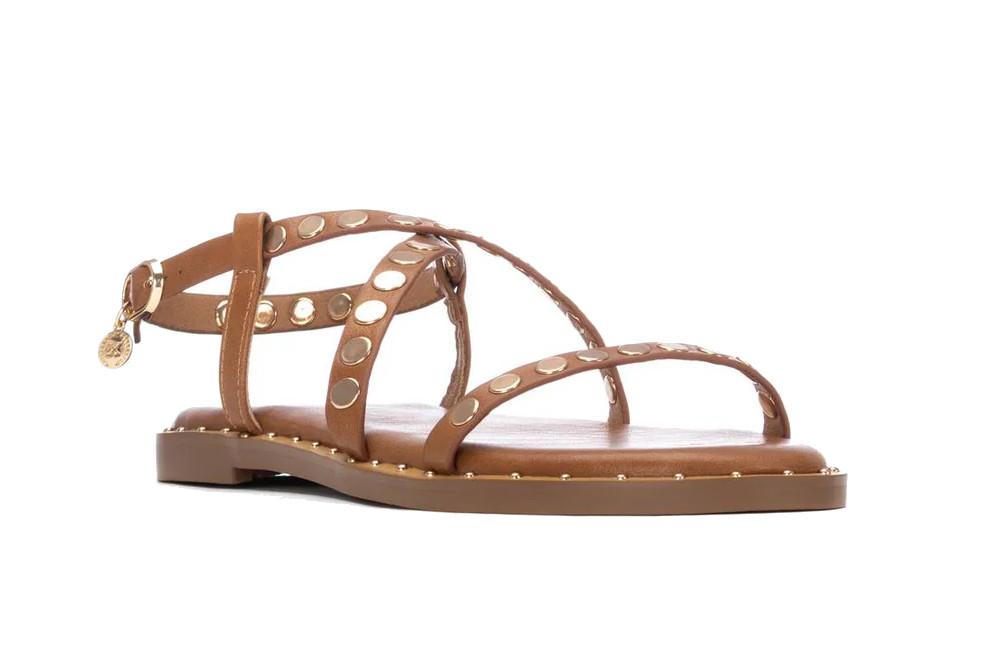 Sandalias planas camel Xti 145357 para mujer con tachas | Sandalias veganas cómodas verano
