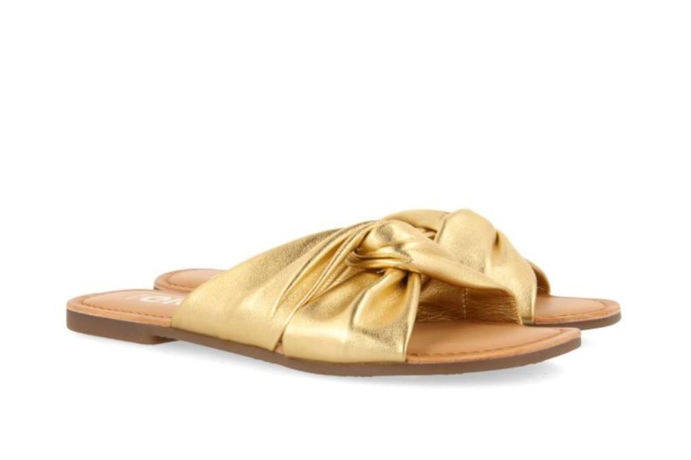 Sandalias planas Gioseppo Agira 72049 en oro para mujer
