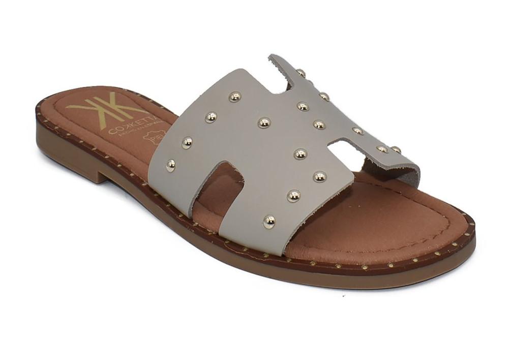 Sandalias de pala planas de Piel Cokketa 147 Beige con Tachuelas para Mujer