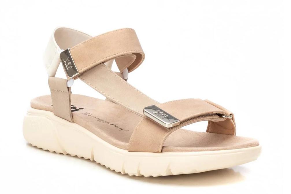 Sandalias deportivas XTI 144112 beige para mujer | Sandalias cómodas con cierre adherente