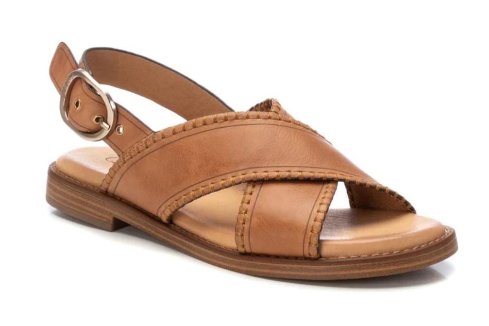 Sandalias planas Carmela 162201 en camel para mujer