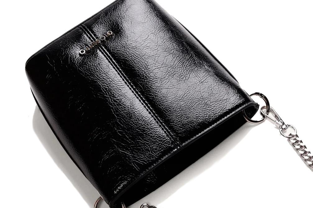 Bolso bandolera Bucket Gioseppo 80652 en negro para mujer con Cadena